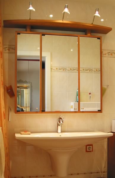 Vergrößerte Ansicht des Badezimmerschranks von BCS Möbelwerkstätten - Zurück = Klick auf das Bild!