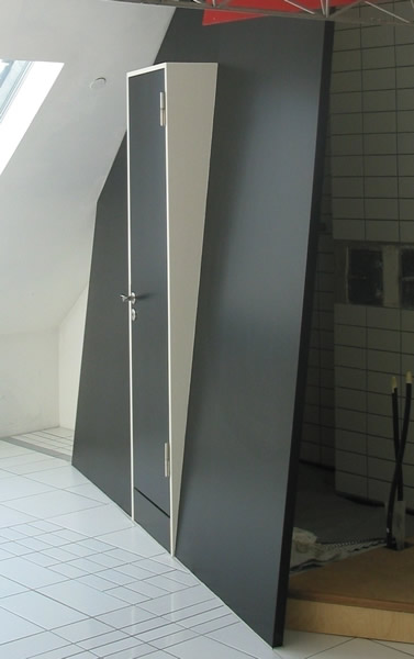 Vergrößerte Ansicht der Badezimmertüre in der Dachschrägen von BCS Möbelwerkstätten - Zurück = Klick auf das Bild!